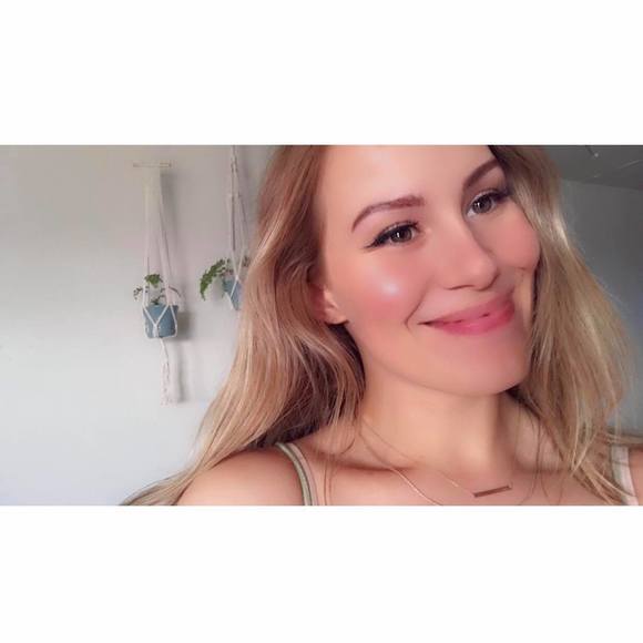 Meet your Posher, Ashley - Picture 1 of 1